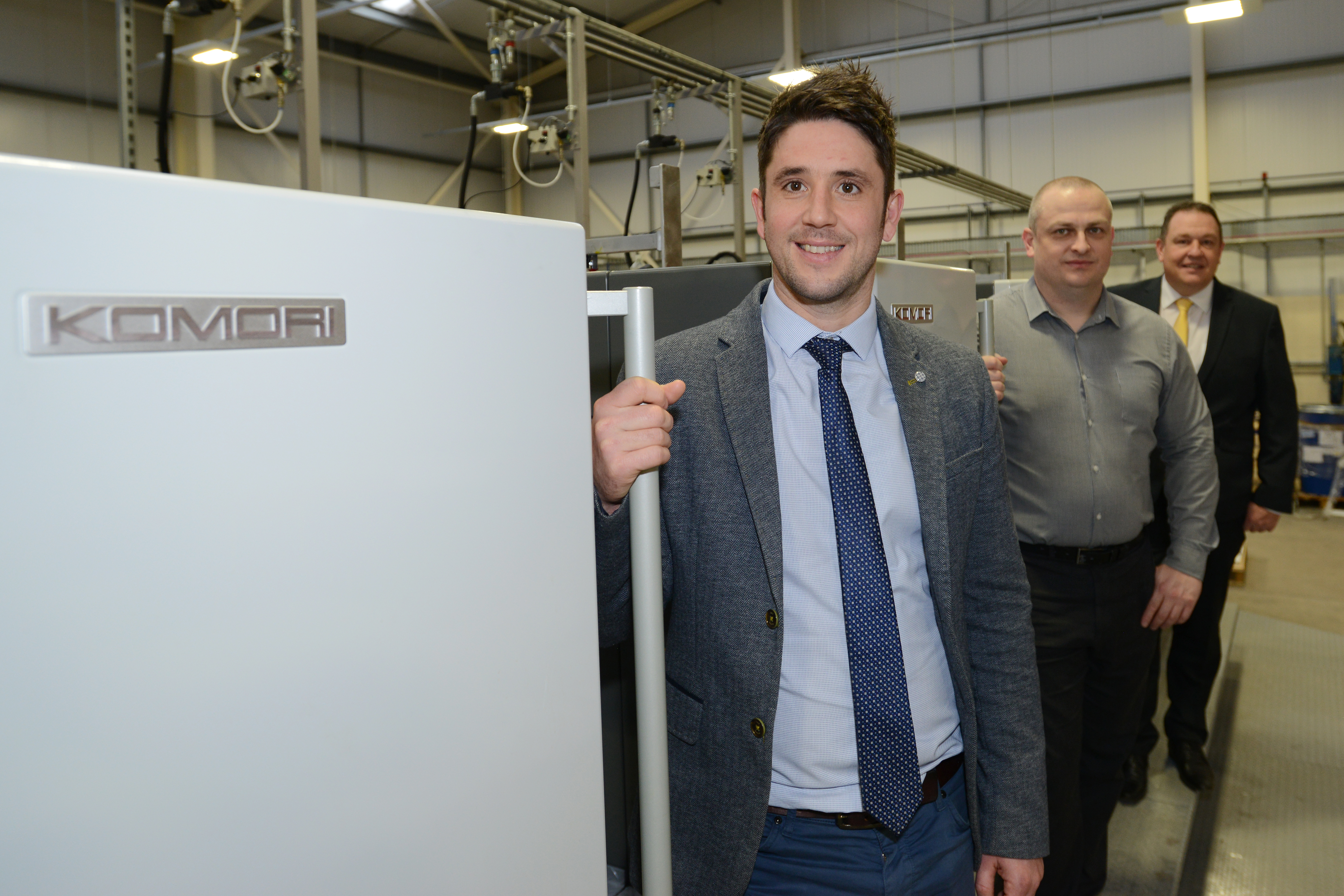 Von links nach rechts: Sam Shannon, Dion Aird (Production Director, Deltor Communications) und Chris Rigden (Sales Executive, Komori UK)